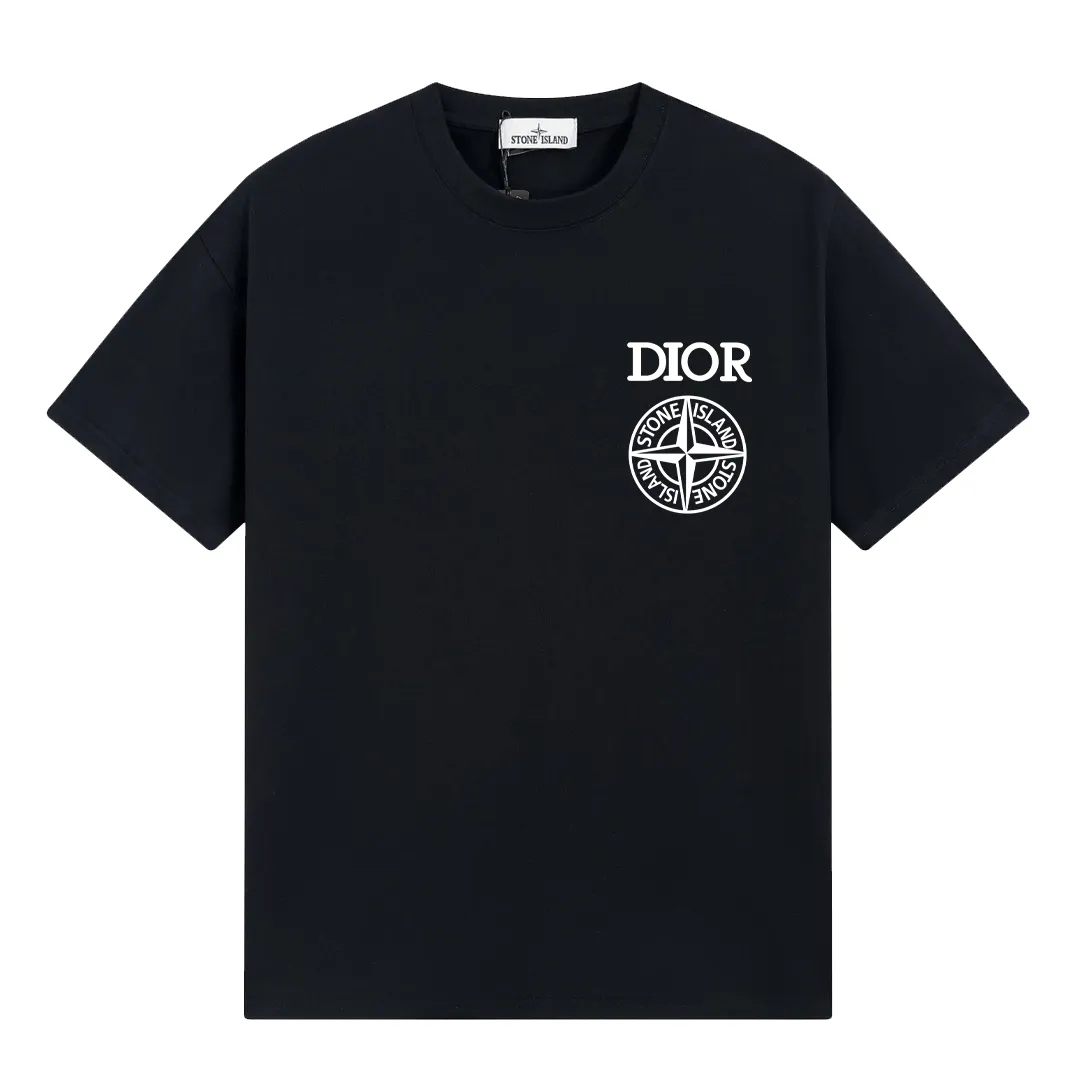 W682#P110💰 2025🆕 Stone lsland/Stone Island joint Dior chest logo printed short-sleeved T-shirt ⚠️[Original creation with high control of details] -Made of 260g combed cotton double yarn, soft and comfortable to the touch, sweat-absorbent and breathable. -Simple basic and versatile style, original quality, the first choice for couples. -Made by a large factory, four needles and five threads on the shoulder, neat routing, high quality workmanship. -Same style for men and women, very versatile, one piece for everyone, details are clearly visible. Color: Black White Size: M L